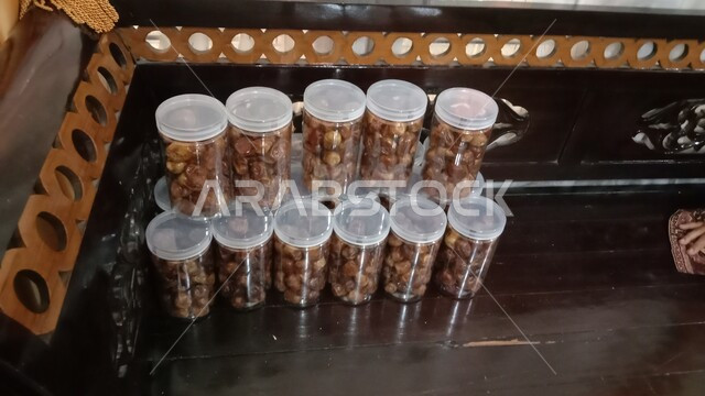 علب بلاستيكية مليئة بأنواع التمور الصحية الطازجة، وجبة ذات قيمة غذائية عالية، ضيافة رمضانية لذيذة، أسواق شعبية تقليدية لبيع الرطب من نخيل المملكة العربية السعودية، محاصيل ومنتجات زراعية محلية وطنية سعودية