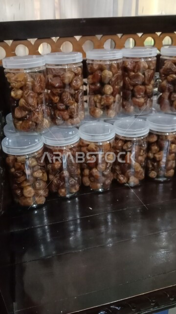 محاصيل ومنتجات زراعية محلية وطنية سعودية، علب بلاستيكية مليئة بأنواع التمور الصحية الطازجة، وجبة ذات قيمة غذائية عالية، ضيافة رمضانية لذيذة، أسواق شعبية تقليدية لبيع الرطب من نخيل المملكة العربية السعودية