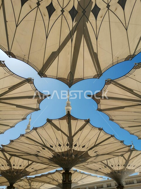 المظلات الالكترونية لساحات المسجد النبوي الشريف في النهار، ديكورات وتصاميم على الطراز الاسلامي، آداء الصلوات في الحرم النبوي في المدينه المنوره, العبادة والتقرب الى الله، أماكن ومعالم دينية مقدسة في السعودية