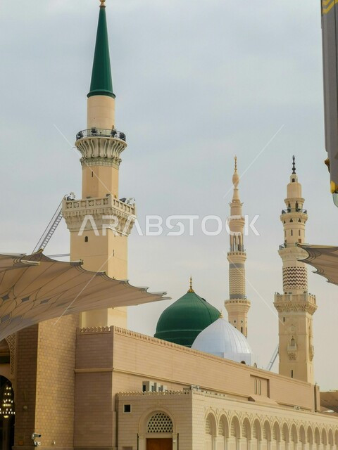 الفن الهندسي المعماري الاسلامي لمسجد رسول الله، دعوة المسلمون لأداء الصلوات والعبادة، الساحة الخارجية للحرم النبوي الشريف في المدينة المنورة، معالم وأماكن دينية مقدسة في المملكة العربية السعودية، الطاعة والتقرب إلى الله