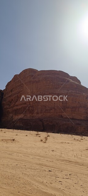 وادي رم في مدينة تبوك في النهار، البيئة الصحراوية والقمم والمرتفعات الجبلية، اماكن سياحية طبيعية في المملكة العربية السعودية، التكوينات والتشكيلات الصخرية في صحراء حسمى، خلفية الطبيعة