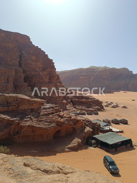 البيئة الصحراوية والقمم والمرتفعات الجبلية، اماكن سياحية طبيعية في المملكة العربية السعودية، التكوينات والتشكيلات الصخرية في صحراء حسمى، وادي رم في مدينة تبوك في النهار، خلفية الطبيعة