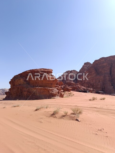 وادي رم في مدينة تبوك في النهار، البيئة الصحراوية والقمم والمرتفعات الجبلية، اماكن سياحية طبيعية في المملكة العربية السعودية، التكوينات والتشكيلات الصخرية في صحراء حسمى، خلفية الطبيعة