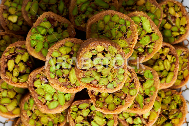 حلى سعودي بالفستق والمكسرات، أطباق من الحلويات العربية الشرقية، مأكولات غنية بالسكريات والسعرات الحرارية، قطع البقلاوة الشهية، كرم الضيافة في المملكة العربية السعودية, منتجات محلية وطنية