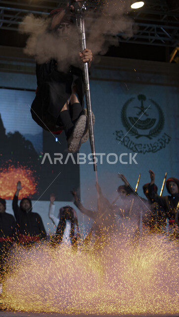  الشعر والغناء والرقص، المناسبات والأعياد والمهرجانات الثقافية والتراثية، رجل عربي خليجي سعودي يرتدي الثوب الحويسي التقليدي يؤدي رقصة المزمار والمجرور، الفلكلورات والأهازيج الشعبية، رقصات الفن الشعبي في منطقة الحجاز