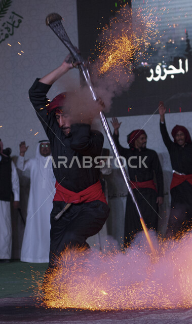  المناسبات والأعياد والمهرجانات الثقافية والتراثية، رجل عربي خليجي سعودي يرتدي الثوب الحويسي التقليدي يؤدي رقصة المزمار والمجرور، الفلكلورات والأهازيج الشعبية، رقصات الفن الشعبي في منطقة الحجاز