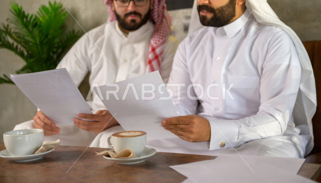 موظفان سعوديان يناقشان مشروع عمل داخل المقهى , اجتماع خليجي في كافيه , تطور مجالات العمل 