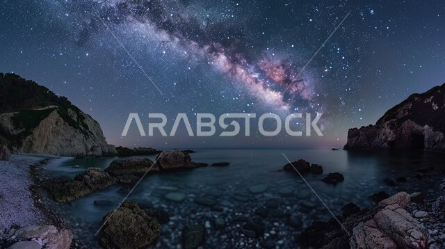 التكوينات والتشكيلات الصخرية حول البحيرة، منظر طبيعي لمجرة درب التبانه ، تجمع النجوم المضيئه المتلألئه في السماء، الأجواء الليليه الهادئه  في السعوديه، الطبيعة الصخرية في المناطق الجبلية