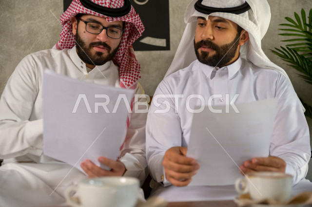 موظفان سعوديان يناقشان مشروع عمل داخل المقهى , اجتماع خليجي في كافيه , تطور مجالات العمل 