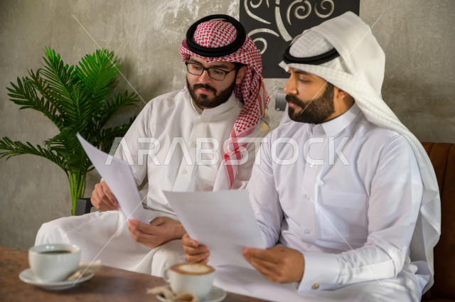 موظفان سعوديان يناقشان مشروع عمل داخل المقهى , اجتماع خليجي في كافيه , تطور مجالات العمل 