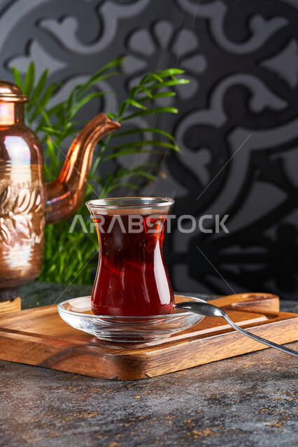 الاستمتاع بتناول المشروبات الساخنة, صورة مقربة لكوب من الشاي اللذيذ, تقديم الشاي بالطريقة التقليدية في المملكة العربية السعودية