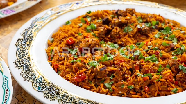  صحن من الأرز بالزعفران مع قطع اللحم المطهي، فنون تقديم الطعام في المطاعم الشرقية، مأكولات وأطباق عربية تقليدية اساسية في الأعياد السعودية، صورة مقربة لطبق المجبوس، وصفات الطعام الشهية