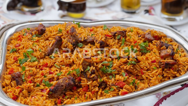  صحن من الأرز بالزعفران مع قطع اللحم المطهي، فنون تقديم الطعام في المطاعم الشرقية، مأكولات وأطباق عربية تقليدية اساسية في الأعياد السعودية، صورة مقربة لطبق المجبوس، وصفات الطعام الشهية