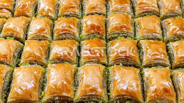 حلى سعودي بالفستق والمكسرات، أطباق من الحلويات العربية الشرقية، مأكولات غنية بالسكريات والسعرات الحرارية، قطع البقلاوة الشهية، كرم الضيافة في المملكة العربية السعودية, منتجات محلية وطنية