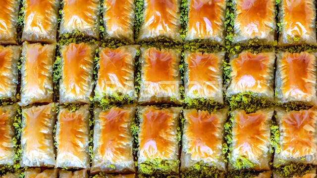 حلى سعودي بالفستق والمكسرات، أطباق من الحلويات العربية الشرقية، مأكولات غنية بالسكريات والسعرات الحرارية، قطع البقلاوة الشهية، كرم الضيافة في المملكة العربية السعودية, منتجات محلية وطنية