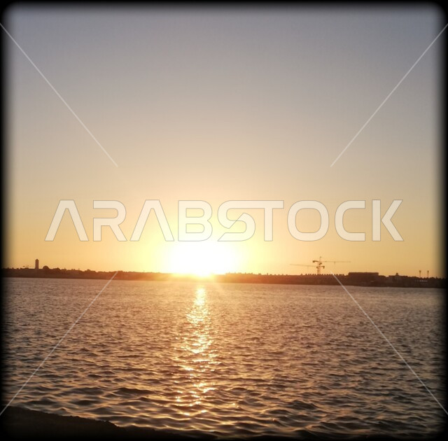 مشهد لغروب الشمس فوق سواحل البحر الأحمر، مناطق الرحلات والنزهات في الصيف، قضاء وقت ممتع بتأمل المناظر الطبيعية الهادئة، اماكن سياحية طبيعية، الواجهة البحرية في المملكة العربية السعودية