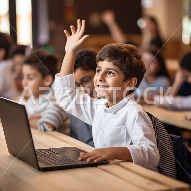 التربية والتعليم بالمناهج المقررة للطلاب في المملكة العربية السعودية، طالب عربي خليجي سعودي يرتدي الثوب التقليدي أمامه الحاسوب المحمول يرفع يده للإجابة ، المشاركة والتفاعل داخل الفصل الدراسي