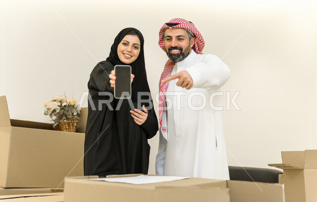 اجواء رائعة لزوجان سعوديان داخل منزلهم الجديد ، استخدام تطبيقات الهاتف المحمول  للحصول على خدمات  الشحن و التوصيل   ، امتلاك بيت جديد ، استقرار العائلة ، النقل و التوصيل ، منازل و عقارات