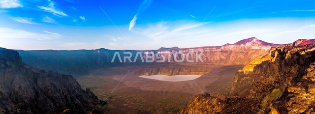 الجبال والمرتفعات الصخرية الطبيعية، معالم تاريخية أثرية، الأماكن السياحية في السعودية، حفرة فوهة الوعبة البركانية (قاع كالديرا) في مقلع طمية في مدينة الطائف في المملكة، مشهد الغيوم في السماء الزرقاء