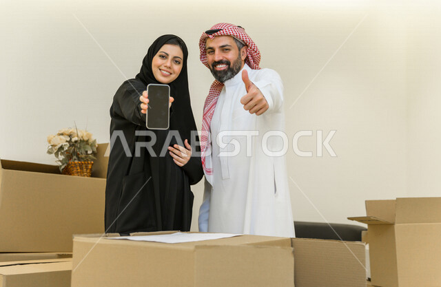 اجواء رائعة لزوجان سعوديان داخل منزلهم الجديد ، استخدام تطبيقات الهاتف المحمول  للحصول على خدمات  الشحن و التوصيل   ، امتلاك بيت جديد ، استقرار العائلة ، النقل و التوصيل ، منازل و عقارات