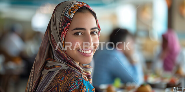 الاناقة والاهتمام بالمظهر الخارجي، مفهوم الأنوثة والنعومة، صورة مقربة لامرأة عربية خليجية اماراتية محجبة مبتسمة تنظر الى الكاميرا بإيماءات السعادة والسرور، أزياء محجبات عصرية راقية