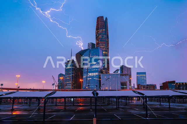 عاصفة رعدية تضرب مركز الملك عبد الله المالي ( كافد ) في مدينة الرياض بالمملكة العربية السعودية ليلا، الأبراج وناطحات السحاب المالية والاقتصادية، الكوارث والظواهر الطبيعية