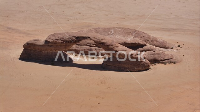 صخرة القوس في المملكة العربية السعودية، معالم اثرية تاريخية قديمة، القمم والمرتفعات الجبلية الطبيعية، اماكن سياحية مشهورة، التكوينات والتشكيلات الصخرية في صحراء محافظة العلا