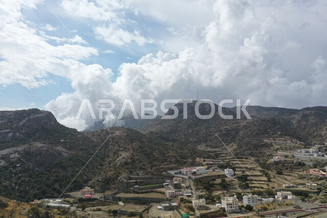 السفوح الجبلية والتضاريس الطبيعية في السعودية، التكوينات والتشكيلات الصخرية، سلسلة جبال السروات في تنومة ضمن منطقة عسير جنوب غرب المملكة، منظر السماء المليئة بالغيوم