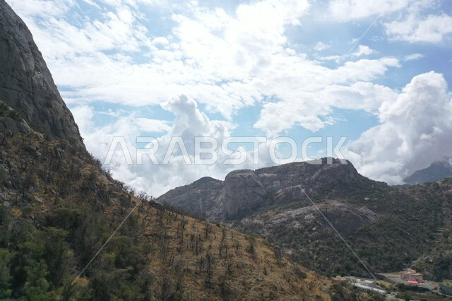 منظر السماء المليئة بالغيوم، سلسلة جبال السروات، التضاريس الطبيعية في السعودية، التكوينات والتشكيلات الصخرية، الغابات المحترقة في تنومة في منطقة عسير جنوب غرب المملكة