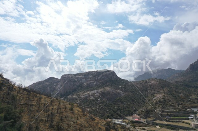 التكوينات والتشكيلات الصخرية، التضاريس الطبيعية في السعودية، الغابات المحترقة في  تنومة في منطقة عسير جنوب غرب المملكة، سلسلة جبال السروات،  منظر السماء المليئة بالغيوم