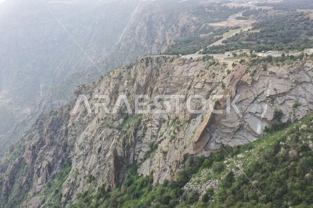 المنحدرات الجبلية القاسية، التضاريس الطبيعية في السعودية، التكوينات والتشكيلات الصخرية، سلسلة جبال السروات في تنومة ضمن منطقة عسير جنوب غرب المملكة