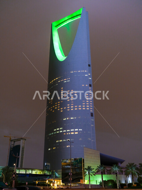 الفن الهندسي المعماري للمنشآت وناطحات السحاب في مدينة الرياض, صورة مقربة لمبنى برج المملكة المضاء باللون الأخضر في الليل, العمل على تنمية وتطور الأبراج والمباني, أماكن ومعالم مشهورة في المملكة العربية السعودية