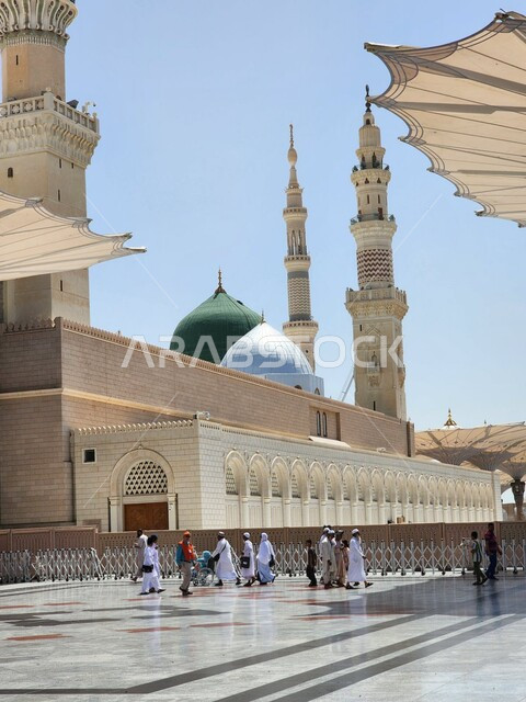  الفن الهندسي المعماري الاسلامي لمسجد رسول الله، دعوة المسلمون لأداء الصلوات والعبادة، الساحة الخارجية للحرم النبوي الشريف في المدينة المنورة، معالم وأماكن دينية مقدسة في المملكة العربية السعودية، الطاعة والتقرب إلى الله