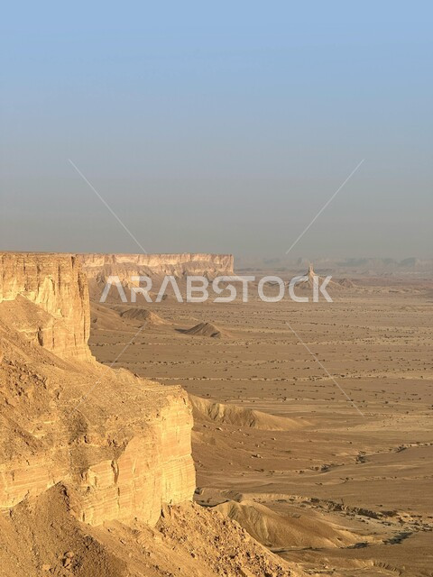 الطبيعة الصحراوية والأراضي القاحلة في المملكة، التضاريس والتكوينات الصخرية في الصحراء العربية، تشكل الكثبان والهضاب الرملية، مناطق سياحية في صحارى السعودية