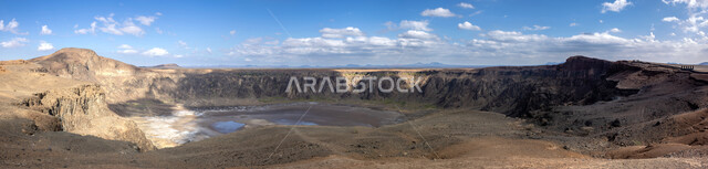 الحمم البركانية على المنحدرات الجبلية، التكوينات والتشكيلات الصخرية، صورة بانورامية لفوهة بركان الوعبة (مقلع طمية) في مدينة الطائف في المملكة العربية السعودية، معالم واماكن سياحية
