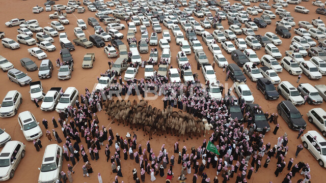 الانشطة الشعبية التراثية في صحاري السعودية، مسيرات الجمال في السباقات العربية الاصيلة، تطوير وتوفير البيئة المناسبة لسباق الهجن، صورة جوية من الاعلى لحشود الجمهور وازدحام السيارات في مهرجان الملك عبد العزيز لمتابعة تحركات الابل اثناء السباق