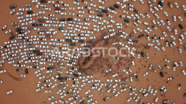 مسيرات الجمال في السباقات العربية الاصيلة، الانشطة الشعبية التراثية في صحاري السعودية، تطوير وتوفير البيئة المناسبة لسباق الهجن، صورة جوية من الأعلى لحشود الجمهور وازدحام السيارات في مهرجان الملك عبد العزيز لمتابعة تحركات الابل اثناء السباق