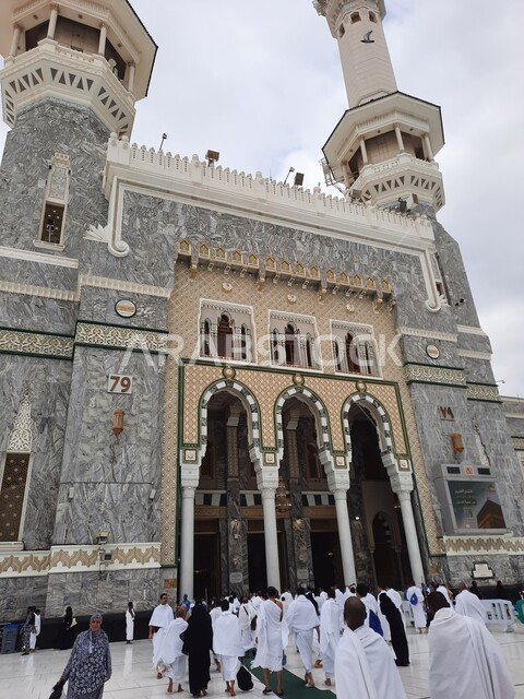 توافد الحجاج إلى المسجد الحرام في الحرم المكي الشريف، أداء مناسك الحج والعمرة في مكة المكرمة، الاجتهاد في العبادة والتقرب إلى الله، أماكن دينية إسلامية مقدسة في المملكة العربية السعودية