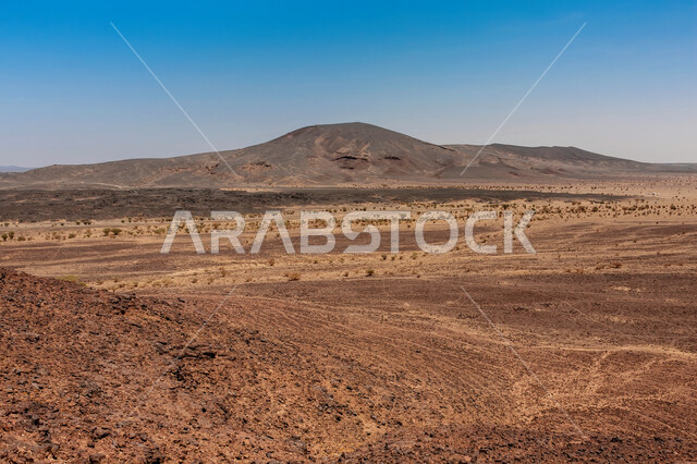 الحقول البركانية الخامدة، حقل حرة كشب في مدينة مكة المكرمة في النهار، معالم الجذب للسياحة الجيولوجية في المملكة العربية السعودية، البيئة الصحراوية والرمال الذهبية امام البراكين 