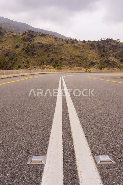 طريق اسفلتي وسط الجبال الصخرية في المملكة العربية السعودية، القمم والمرتفعات الجبلية في مدينة الطائف، خط سير سريع للسيارات، تأمين طرق وشارع سفر معبدة في الضواحي