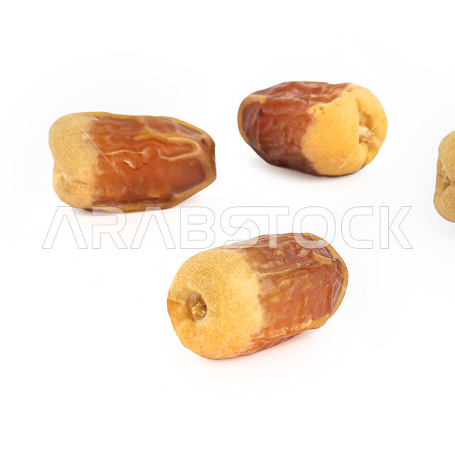 ضيافة رمضانية تقليدية، أنواع التمور المتميزة، وجبة ذات قيمة غذائية عالية من حبات التمر الصعقي شقراء اللون المعزولة على خلفية بيضاء