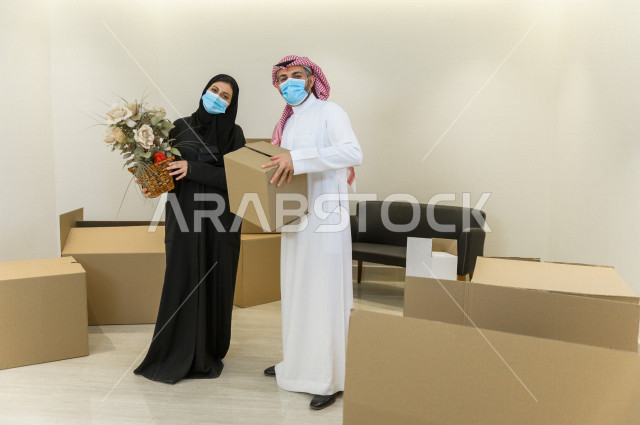 اجواء رائعة لزوجان سعوديان يرتدون الكمامة داخل منزلهم الجديد ، نقل العفش لبيت جديد ، امتلاك بيت جديد ،تفريغ الأثاث و الصناديق ، الترتيب و التنظيم ، النقل و التوصيل 