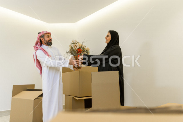 اجواء رائعة لزوجان سعوديان داخل منزلهم الجديد ، نقل العفش لبيت جديد ، امتلاك بيت جديد ،تفريغ الأثاث و الصناديق ، الترتيب و التنظيم ، النقل و التوصيل 