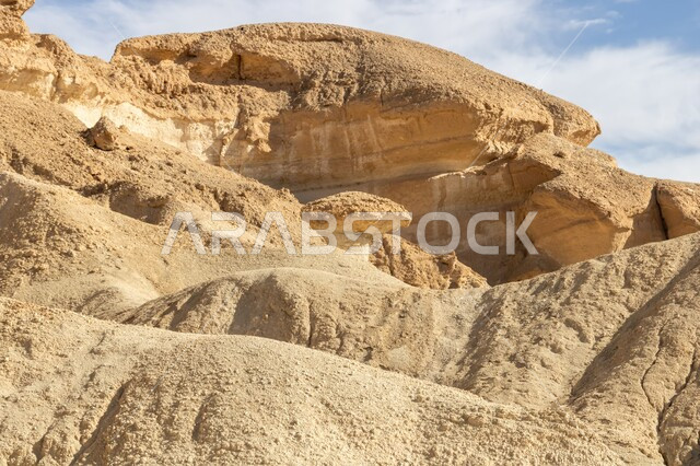 التلال والكثبان الرملية، التكوينات والتشكيلات الصخرية على جبال جودا في مدينة الاحساء، المرتفعات الجبلية والهضاب في الصحراء، المناظر الطبيعية المتميزة في صحاري المملكة العربية السعودية