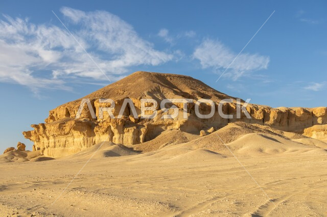 التلال والكثبان الرملية، التكوينات والتشكيلات الصخرية على جبال جودا في مدينة الاحساء، المرتفعات الجبلية والهضاب في الصحراء، المناظر الطبيعية المتميزة في صحاري المملكة العربية السعودية