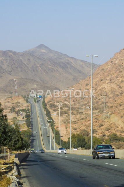 جبال الطائف غرب المملكة العربية السعودية، التكوينات والتشكيلات الصخرية، القمم والمرتفعات الجبلية، الاشجار والنباتات الخضراء، المناطق السياحية الطبيعية، الشوارع والطرقات المعبدة