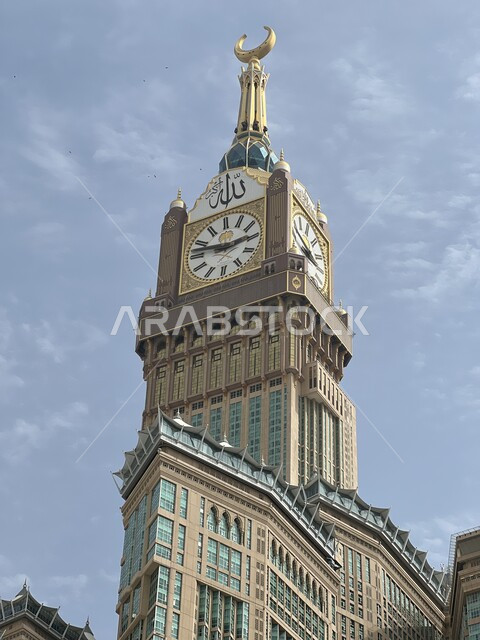 معالم اسلامية دينية مقدسة، صورة مقربة لبرج الساعة في مكة المكرمة بالمملكة العربية السعودية نهارا، الفن الهندسي العمراني للفنادق والمباني الفاخره المطله على الحرم المكي الشريف