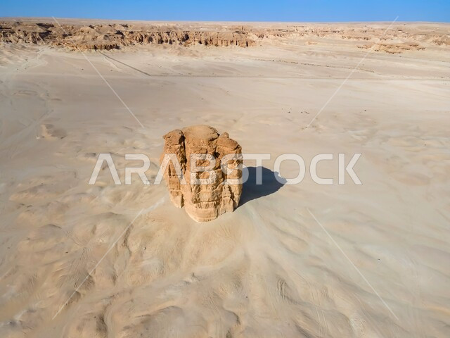 المرتفعات الجبلية والهضاب في الصحراء، التشكيلات والتكوينات الصخرية، صورة جوية من الاعلى لإبهام جودا (إبهام الشيطان) في مدينة الاحساء وسط صحراء شبه الجزيرة، المناظر الطبيعية المتميزة في صحاري المملكة العربية السعودية