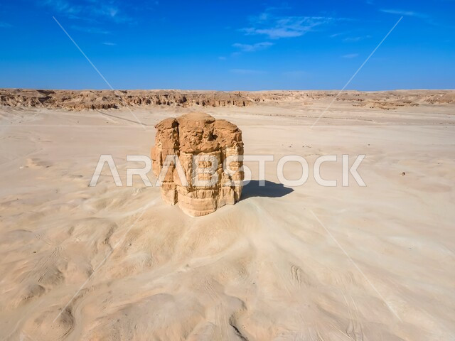 المرتفعات الجبلية والهضاب في الصحراء، التشكيلات والتكوينات الصخرية، صورة جوية من الاعلى لإبهام جودا (إبهام الشيطان) في مدينة الاحساء وسط صحراء شبه الجزيرة، المناظر الطبيعية المتميزة في صحاري المملكة العربية السعودية