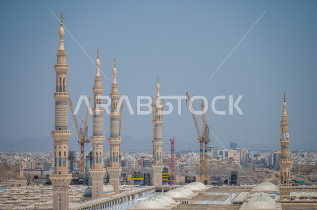 القبب والمآذن والمظلات الإلكترونية الحديثة، ساحة المسجد النبوي الشريف في المدينة المنورة، العبادة والتقرب الى الله، معالم وأماكن إسلامية دينية مقدسة في المملكة العربية السعودية، تجمع المسلمون في المجمع الخارجي للجامع